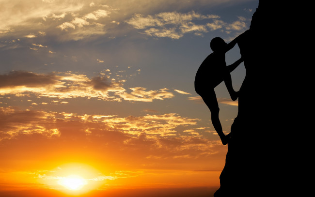 Обои картинки фото спорт, экстрим, парень, силуэт, скалолаз, закат, небо