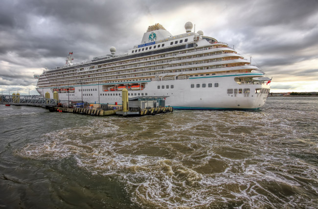 Обои картинки фото crystal serenity, корабли, лайнеры, лайнер, океанский, причал, круиз