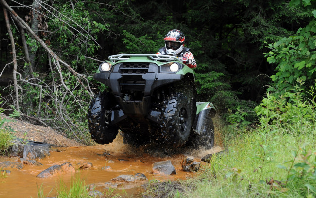 Обои картинки фото мотоциклы, квадроциклы, bike, шлем, дождь, преодоление, гонщик, байкер, препятствия, мощность, кросс, moto, движение, квадроцикл, кантри, концентрация, снаряжение, бездорожье, цель, боке, грязь, racer, quad, quadrocycle, atv