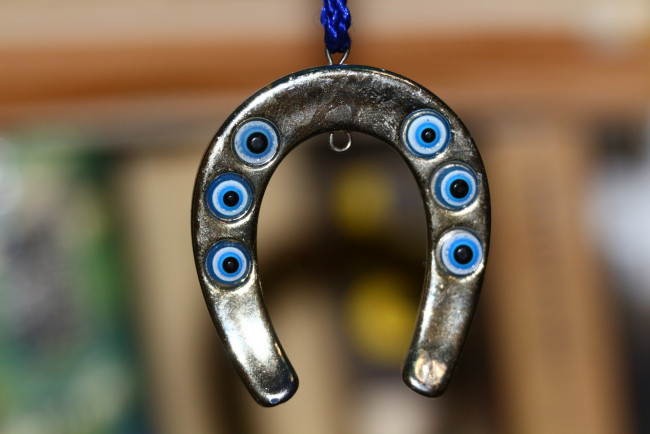 Обои картинки фото разное, украшения,  аксессуары,  веера, макро, от, сглаза, глаза, оберег, подкова, фон
