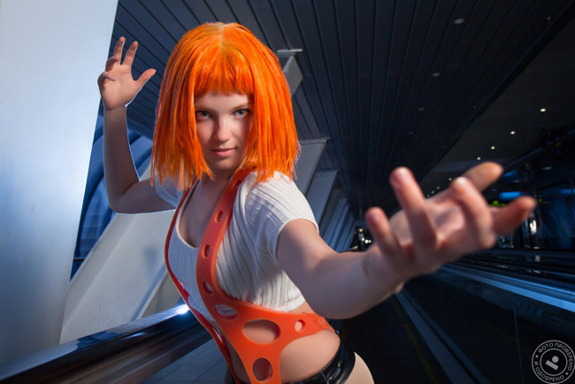 Обои картинки фото девушки, - креатив,  косплей, рыжая, костюм, стойка