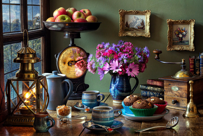 Обои картинки фото еда, натюрморт, букет, лампа, кексы, кофе