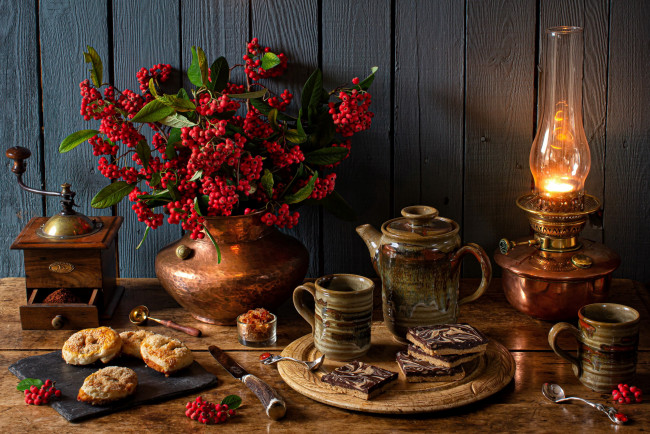 Обои картинки фото еда, натюрморт, кофемолка, ягоды, пирожные, лампа