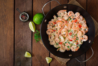 Картинка еда рыбные+блюда +с+морепродуктами лайм перец креветки сковорода