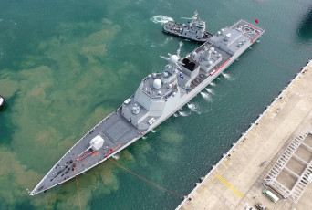 Картинка корабли крейсеры +линкоры +эсминцы эскадренные миноносцы типа 052d эсминец военно морской флот народно освободительной армии китая военный корабль вид сверху вода флаг причал