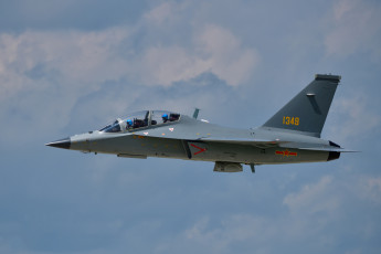 Картинка авиация боевые+самолёты hongdu jl10 ноак ввс китая военная машина облака небо простой фон шлем пилот полет