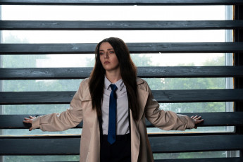 обоя любовь шувалова, девушки, костюм, образ, окно