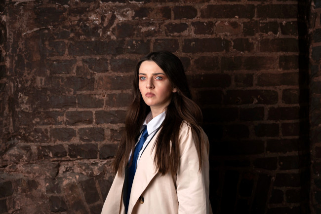 Обои картинки фото любовь шувалова, девушки, костюм, образ, стена