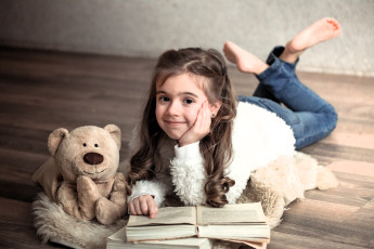 обоя разное, дети, девочка, ребенок, кофта, джинсы, книга, пол, мишка, игрушка