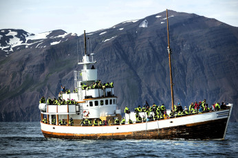 обоя корабли, баркасы ,  буксиры, корабль, люди, море, скалы