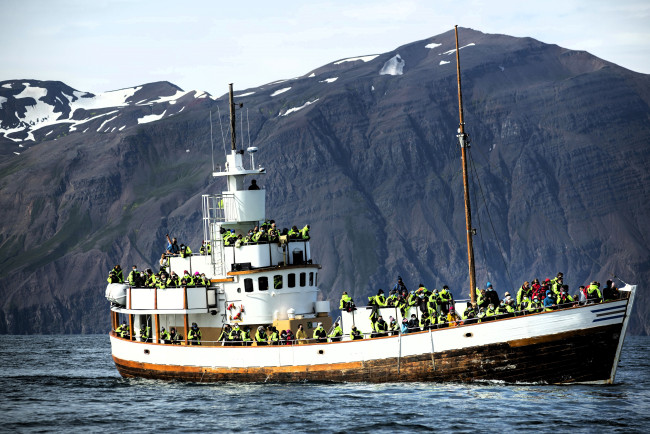 Обои картинки фото корабли, баркасы ,  буксиры, корабль, люди, море, скалы