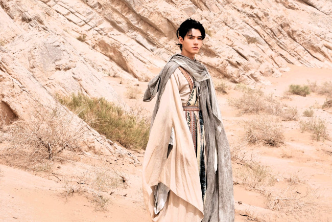 Обои картинки фото мужчины, gong jun | simon gong, актер, наряд, скалы