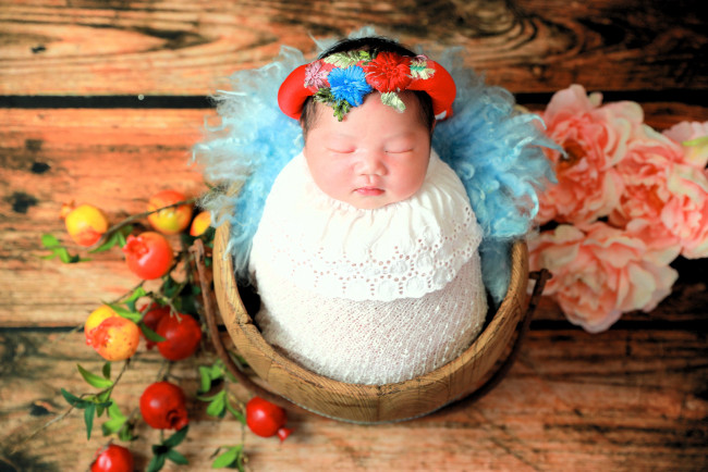 Обои картинки фото разное, дети, младенец, венок, корзина, цветы