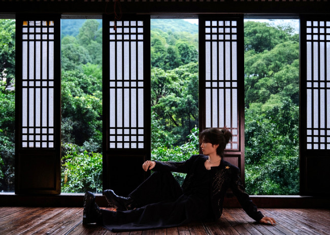 Обои картинки фото jing long, мужчины, -unsort, актер, пиджак, ботинки, пол, окна, зелень