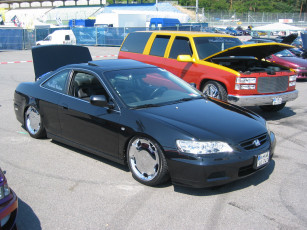 Картинка автомобили выставки уличные фото