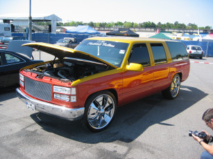 Картинка автомобили выставки уличные фото