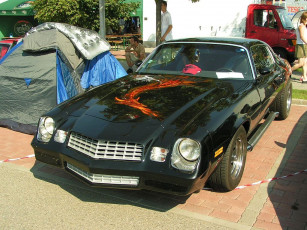 Картинка автомобили выставки уличные фото