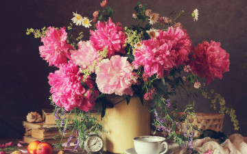 Картинка цветы букеты +композиции peonies chamomile clock book peaches пионы ромашки полевые персики часы книги чашка