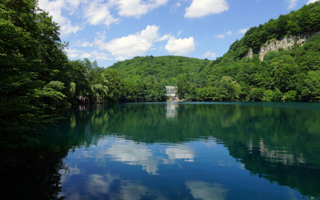 Обои картинки фото природа, реки, озера, озеро, зелень, дом, горы, облака