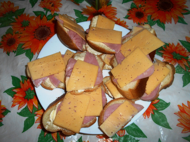 Обои картинки фото еда, бутерброды,  гамбургеры,  канапе, колбаса, хлеб, сыр