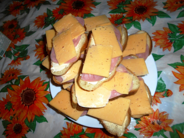 Обои картинки фото еда, бутерброды,  гамбургеры,  канапе, сыр, хлеб, колбаса