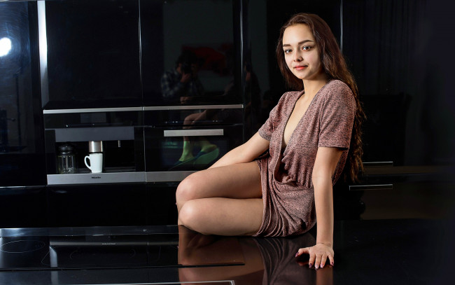 Обои картинки фото девушки, -unsort , брюнетки, темноволосые, на, столе, платье, длинные, волосы