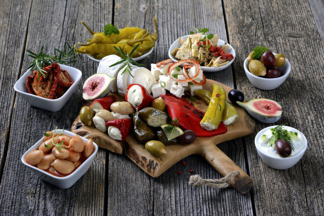 Обои картинки фото еда, разное, фасоль, закуска, перец, маслины, инжир