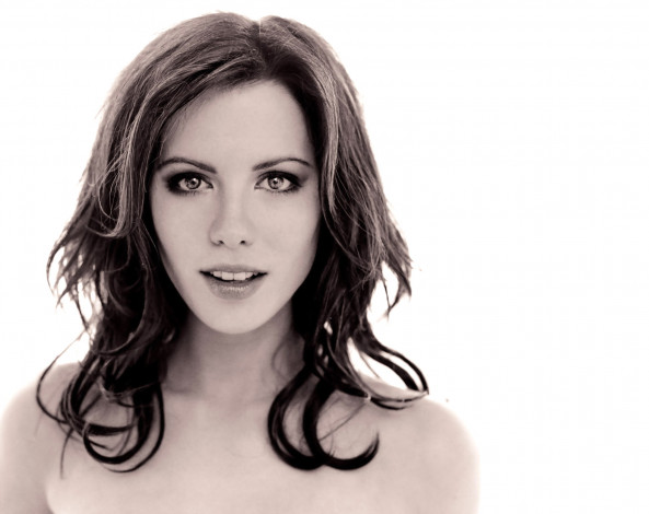 Обои картинки фото девушки, kate beckinsale, актриса, черно-белая, лицо, взгляд