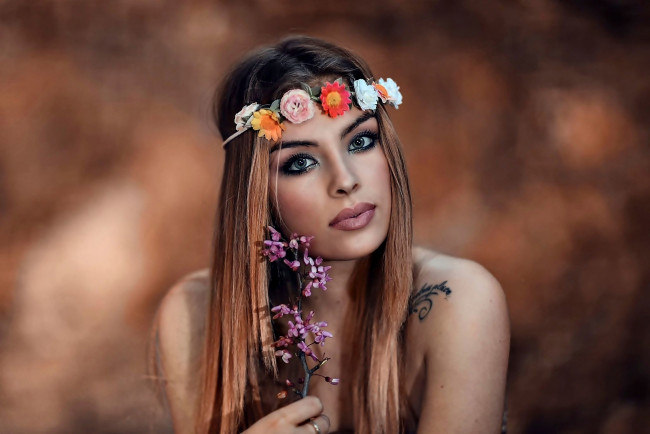 Обои картинки фото девушки, - рыжеволосые и разноцветные, венок, тату