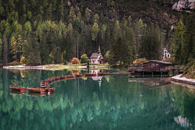 Обои картинки фото корабли, лодки,  шлюпки, озеро, костел