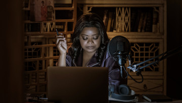 Картинка кино+фильмы truth+be+told+ сериал женщина микрофон компьютер