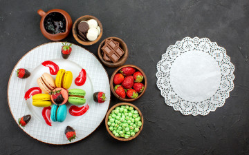 Картинка еда макаруны печенье лакомство ассорти клубника шоколад джем