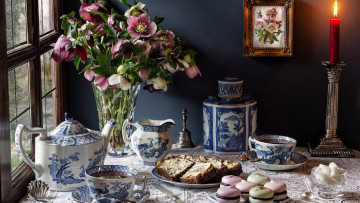 Картинка еда натюрморт букет свеча чай макаруны пирог картина