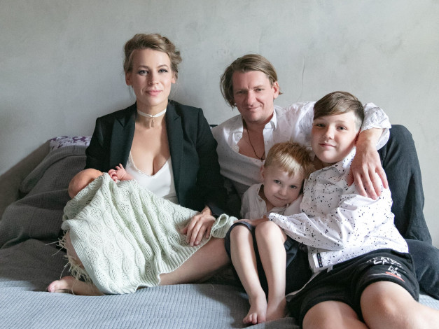 Обои картинки фото разное, знаменитости, александра, ребенок, семья