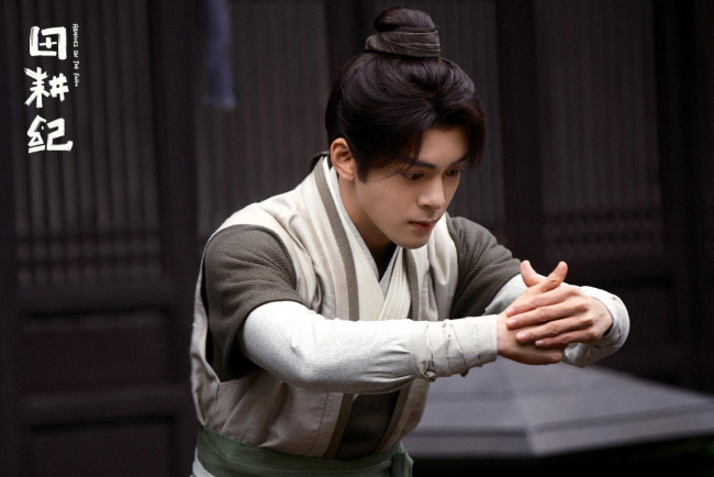 Обои картинки фото кино фильмы, romance on the farm, парень, поклон