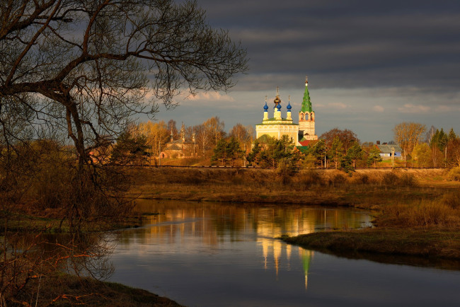 Обои картинки фото города, - православные церкви,  монастыри, храм, деревья, осень, река