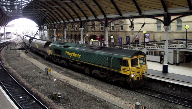 Обои картинки фото техника, поезда, грузовой, состав, вагоны, локомотив, рельсы, железная, дорога