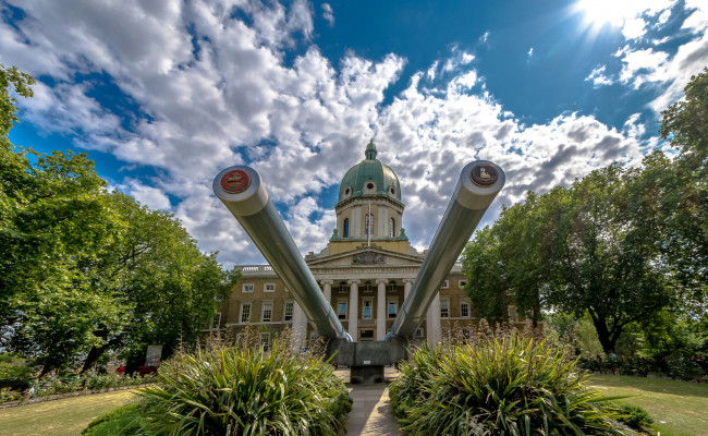 Обои картинки фото оружие, пушки, ракетницы, дворец, орудия