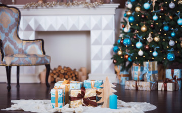 Картинка праздничные подарки+и+коробочки ёлка подарки коробки кресло камин дрова