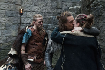 Картинка кино+фильмы the+last+kingdom+ сериал воины замок поцелуй