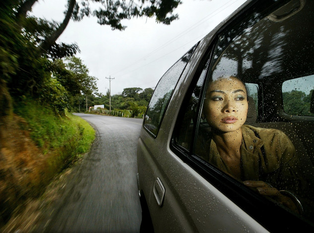 Обои картинки фото девушки, bai ling, лицо, капли, куртка, машина