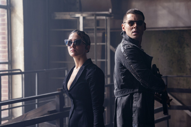 Обои картинки фото the matrix resurrections ,  2021 , кино фильмы, the matrix,  resurrections, матрица, воскрешение, боевик, фантастика, erendira, ibarra, brian, j, smith, berg, lexy