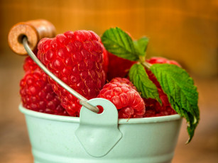 Картинка еда малина ведерко ягоды мята