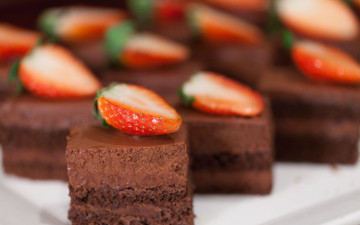 Картинка еда пирожные +кексы +печенье шоколадные клубника