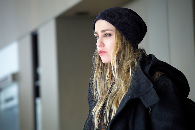 Обои картинки фото кино фильмы, the strain, девушка, шапка, куртка