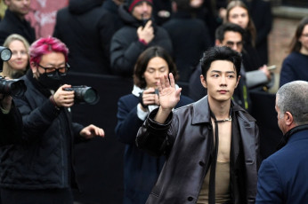 Картинка разное знаменитости сяо чжань актер куртка журналисты жест