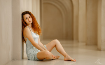 Картинка девушки надежда+третьякова cергей cергеев женщины надежда третьякова рыжеволосая длинные волосы босиком веснушки прихожая ночная рубашка