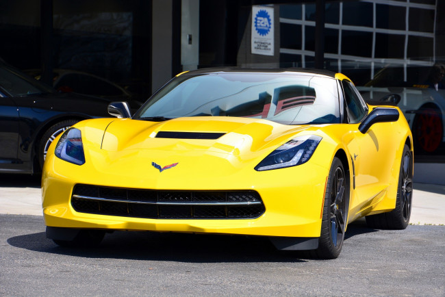 Обои картинки фото автомобили, corvette, желтый, здание