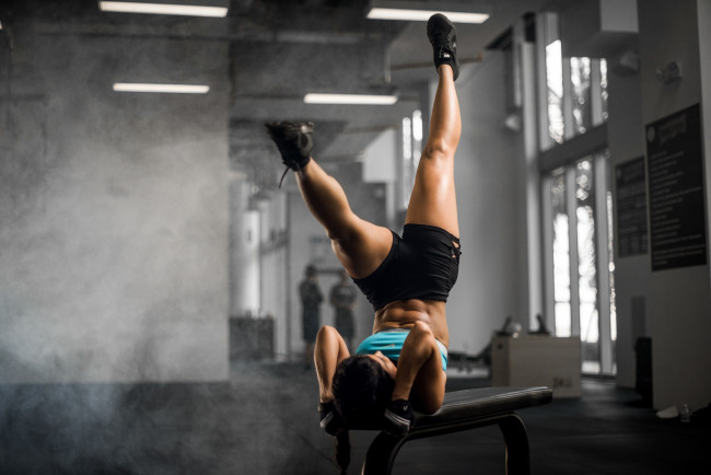 Обои картинки фото спорт, фитнес, тренировка, тренажерные, залы, бедра, ноги, вверх, женщины, в, помещении, мускулистые