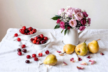 обоя рисованное, еда, скатерть, черешни, цветы, букет, груши, лепестки